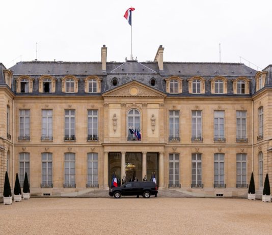 Nach 23 Jahren entlassen: Mitarbeiter des Elysee-Palastes wirft sich vor S-Bahn Elysee-Palast_Fassade