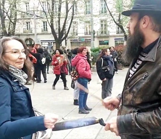 Emmanuel Macron und die Topfkonzerte: Erneut unruhiger Empfang für den Präsidenten im Loir-et-Cher Topfkonzerte_macron_Ansprache_Screen_TW