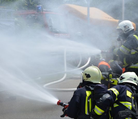 Pyrénées-Orientales: Mehr als 130 Urlauber wegen 2 Bränden evakuiert Feuerwehr