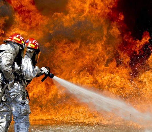 Tanklastwagen brennt: A64 zwischen Toulouse und Tarbes in beiden Richtungen gesperrt Feuerwehr