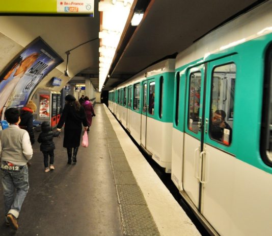 Paris: Zwei Menschen sterben nachdem sie von einem U-Bahn-Zug erfasst wurden Metro-Paris
