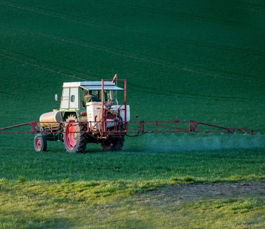 Gesetzgebung – Warum die „Duplomb“-Initiative Frankreichs Agrarpolitik spaltet Pestizid_Landwirtschaft