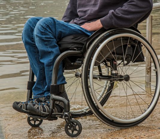 Rechte von Menschen mit Behinderungen: Frankreich vom Europarat heftig kritisiert Behinderung_Rollstuhl