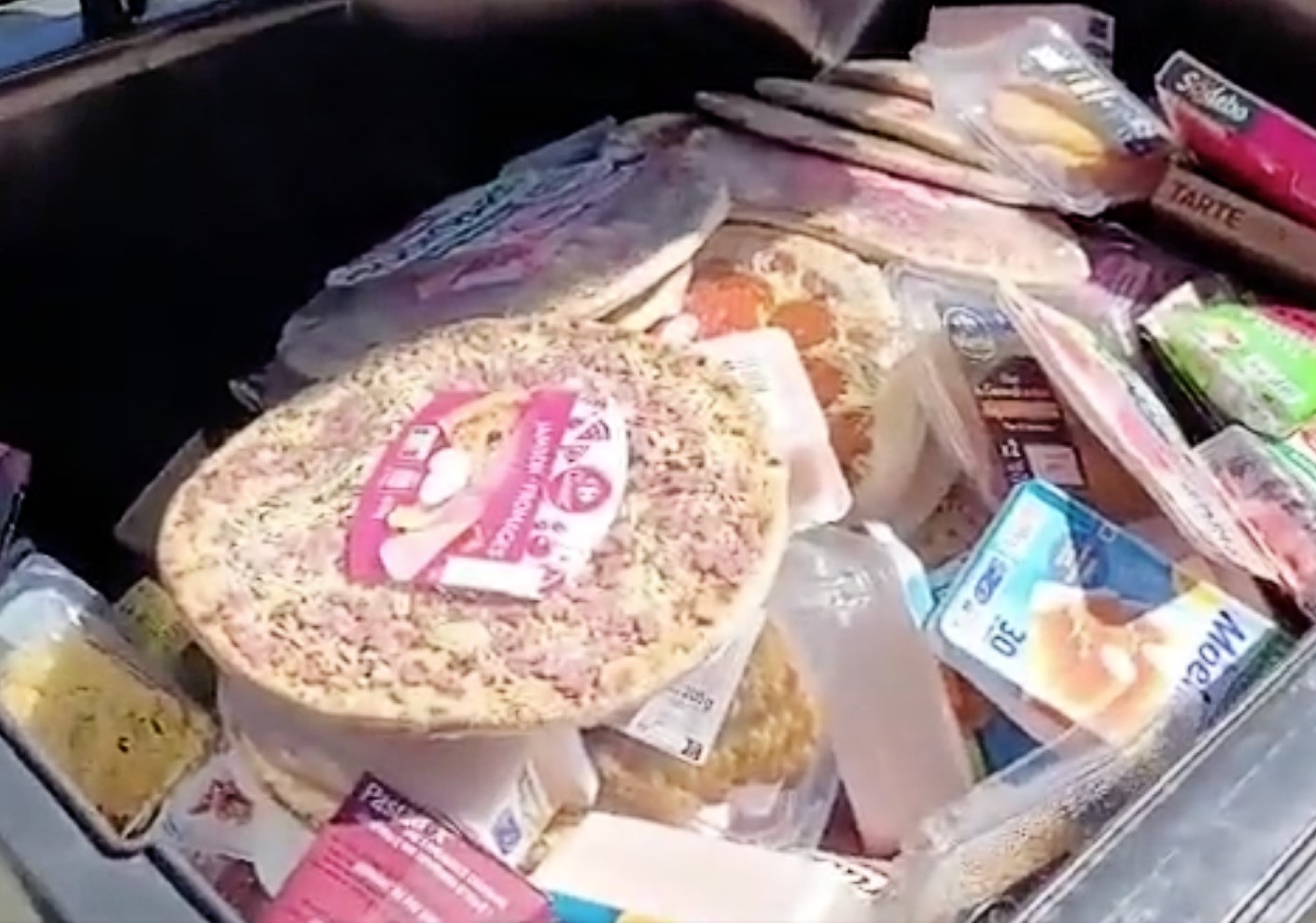 Carrefour: Bilder von hunderten Kilo weggeworfener Lebensmittel sorgen für Skandal