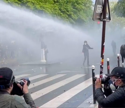 🔴 Gewerkschaft CGT meldet 550.000 Demonstranten in Paris Demo_Paris_Wasserwerfer_ScreenTW