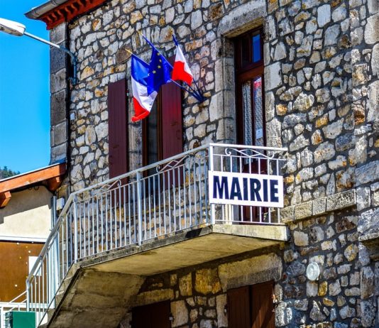 Angriffe auf Bürgermeister: Gewalttaten steigen im 1. Halbjahr 2023 deutlich an Französisches_Rathaus