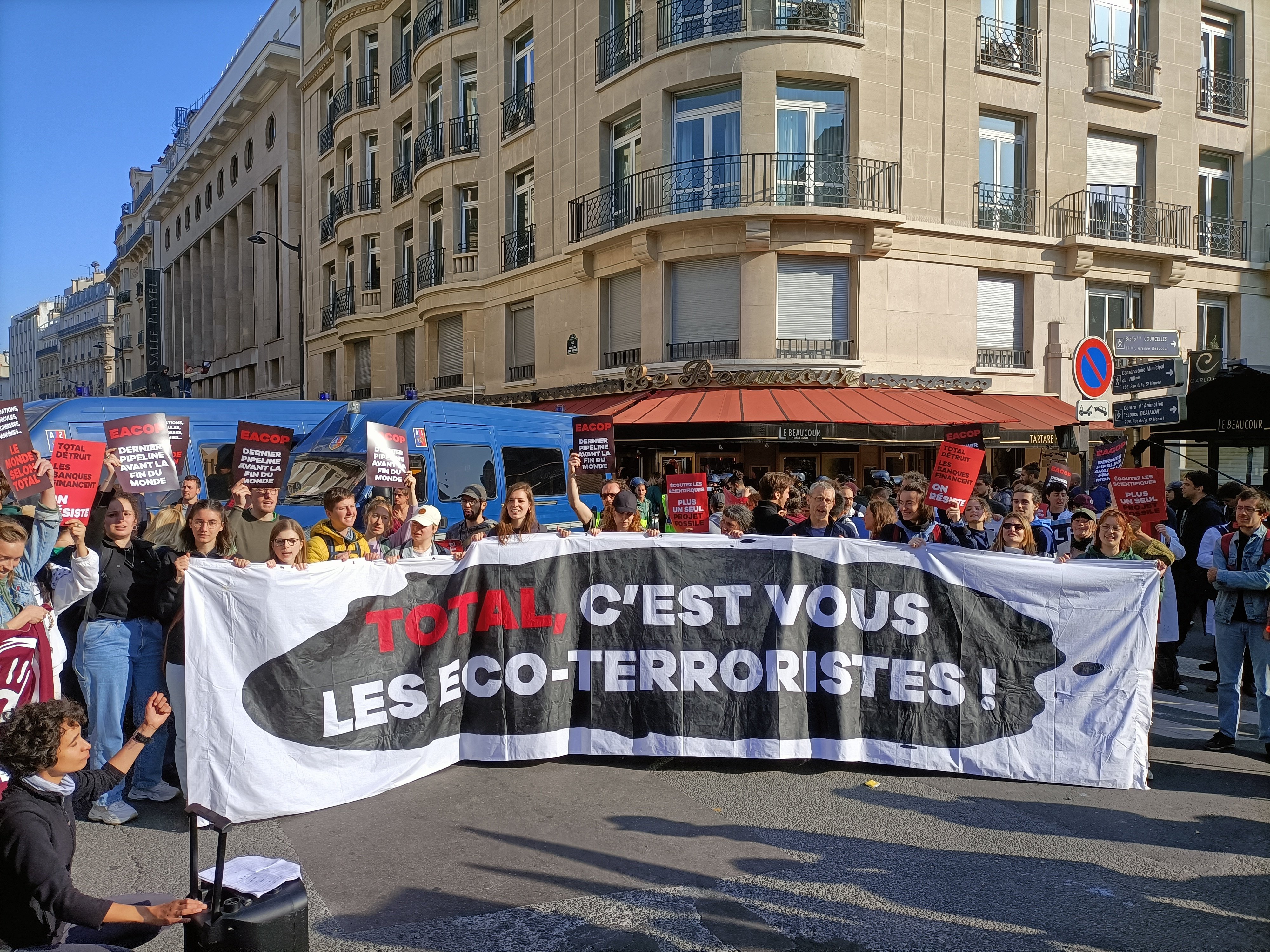 Paris: Proteste von Umweltschützern vor der Hauptversammlung von TotalEnergies