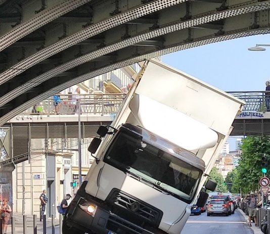 Marseille: Spektakuläre Bilder eines unter einer Brücke eingeklemmten Lastwagens LKW_Marseille