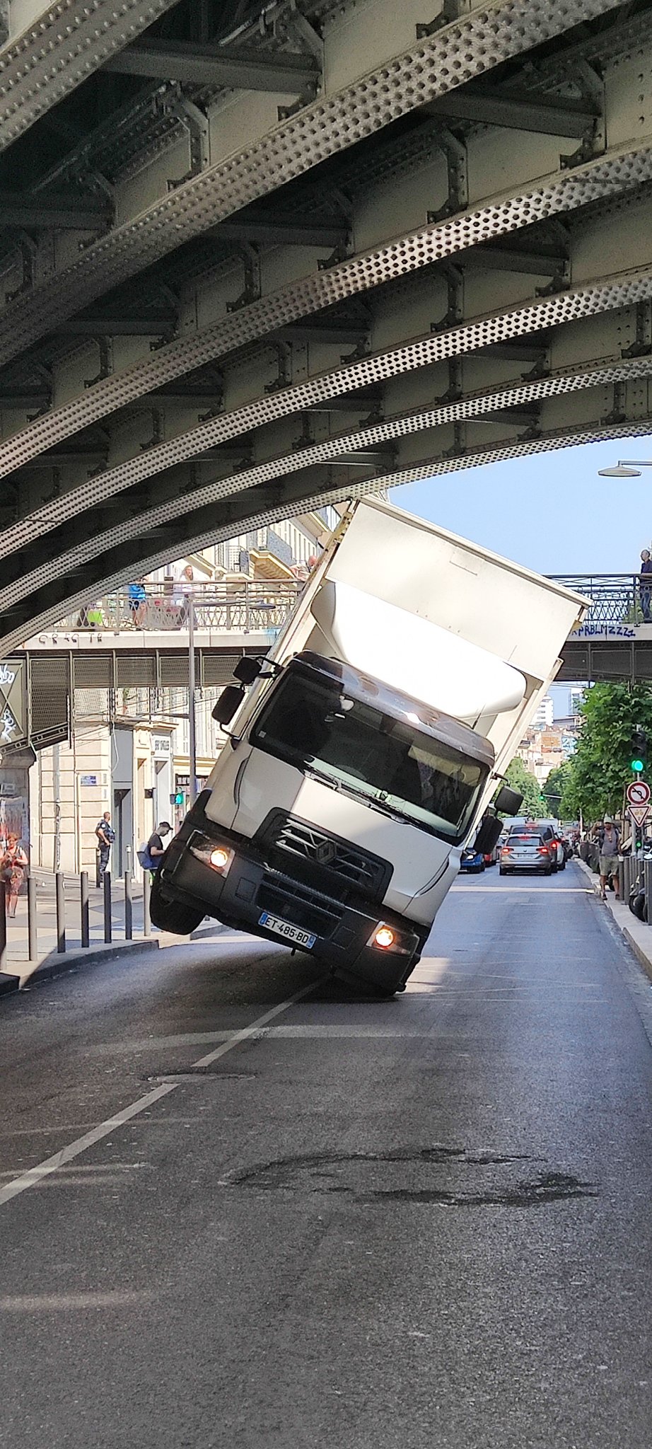 Marseille: Spektakuläre Bilder eines unter einer Brücke eingeklemmten Lastwagens