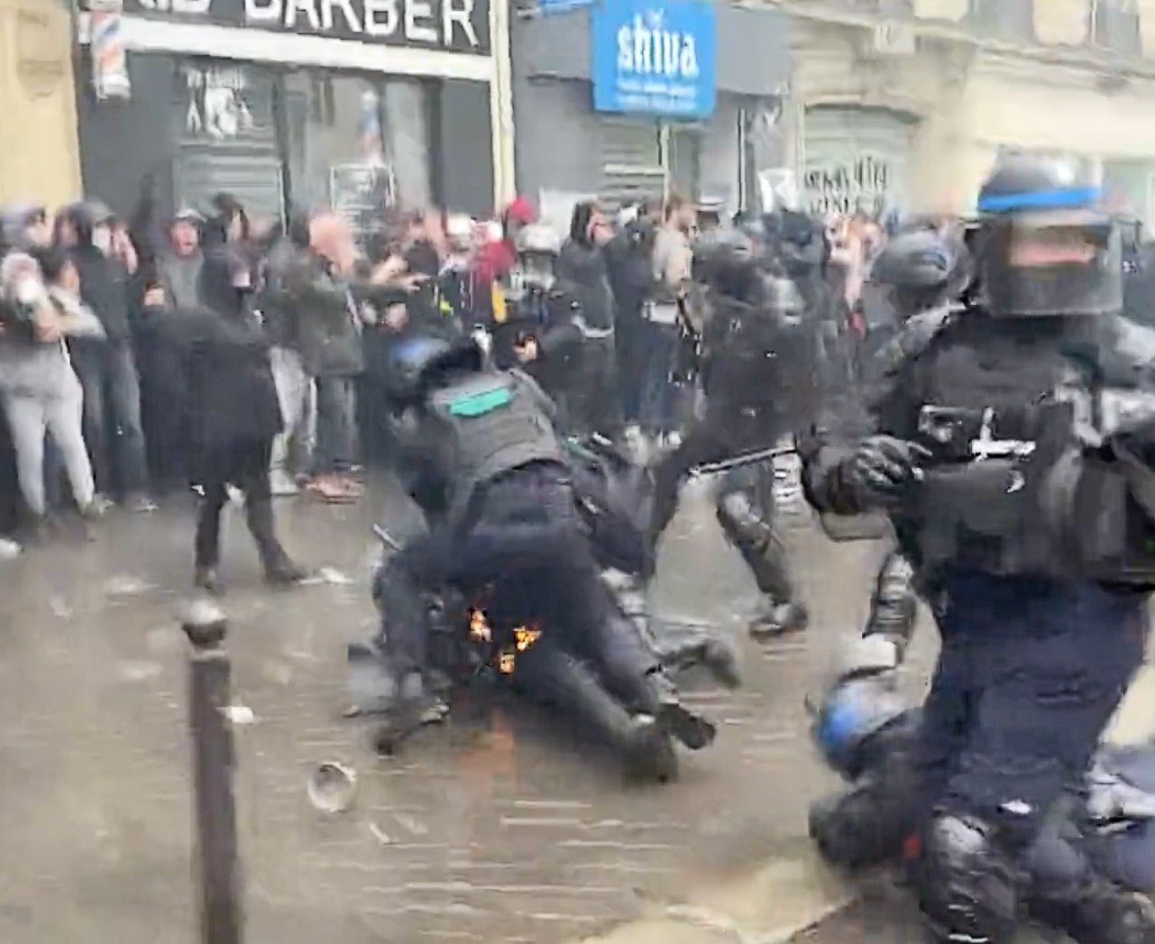 Demonstrationen am 1. Mai: 406 Polizisten und Gendarmen verletzt