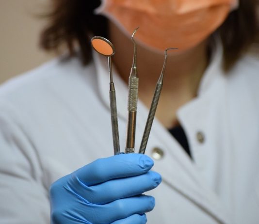 Lyon: 5.000 Patienten nach Sterilisationsfehler zu HIV-Tests aufgefordert Instrumente_Zahnarzt