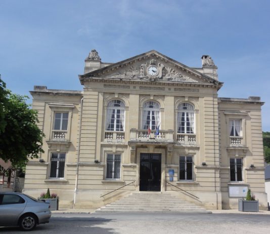 Aisne: Ein Hunderudel greift fünf Menschen an Vailly-sur-Aisne_mairie