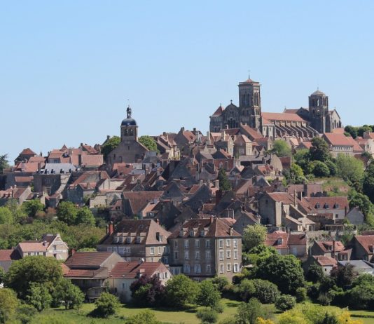 Himmelfahrtswochenende: Touristen in ganz Frankreich unterwegs Village_de_Vézelay_Wiki