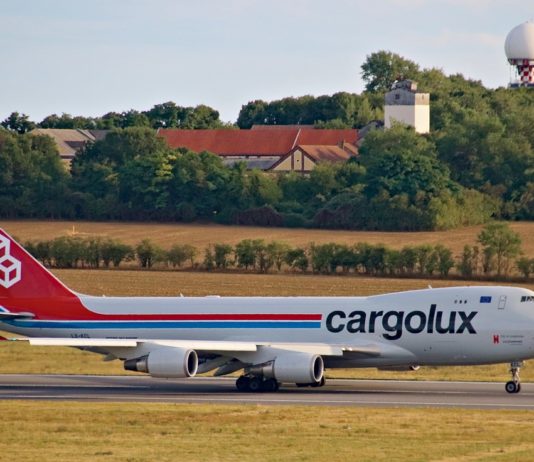 Kurz vor der Landung verliert Flugzeug ein Teil des Fahrwerks Boing747_Cargolux
