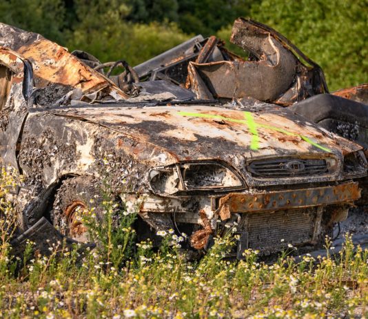 Umwelt: Hubschrauber befreien Flüsse von Autowracks Autowrack