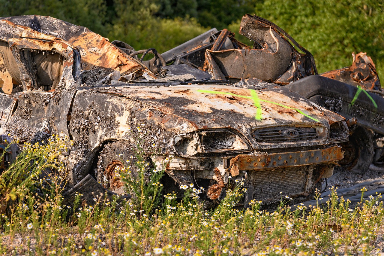 Umwelt: Hubschrauber befreien Flüsse von Autowracks