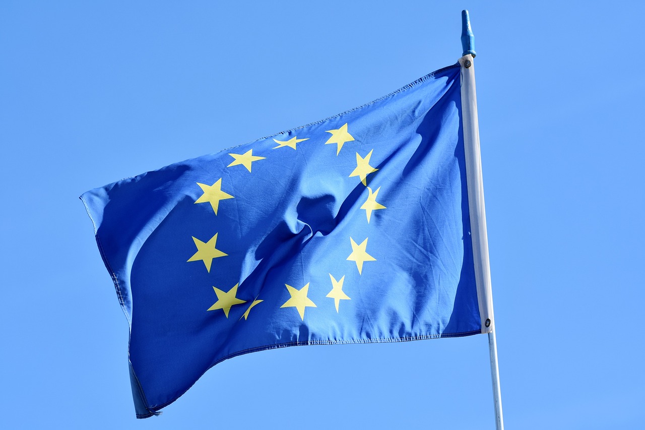 Ist neben der französischen auch bald die europäische Flagge an den Rathäuser Pflicht?