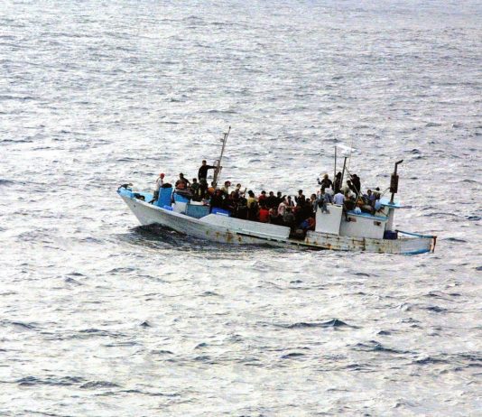 Italien: Das Land ist mit einer großen Migrationskrise konfrontiert Flüchtlingsboot