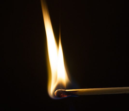 Video: In Paris verbrennt ein Lehrer die Abiturarbeiten seiner Schüler vor dem Gymnasium Flamme_Streichholz