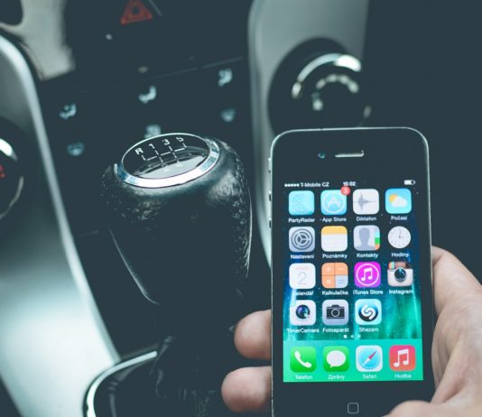 Polizei: Dürfen französische Ermittler bald Mobiltelefone aus der Ferne kontrollieren? Handy_Auto