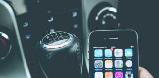 Ardèche verschärft Strafen für Handy-Nutzung am Steuer Handy_Auto