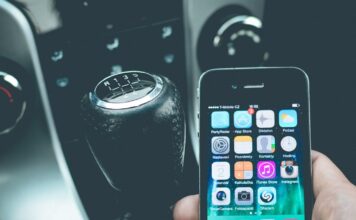 Ardèche verschärft Strafen für Handy-Nutzung am Steuer Handy_Auto