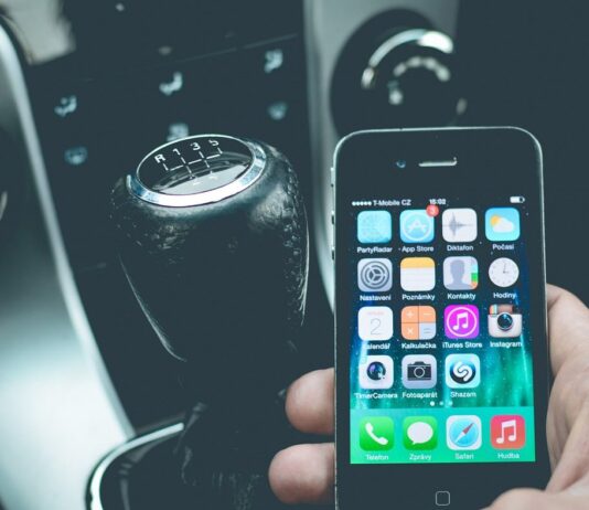 Ardèche verschärft Strafen für Handy-Nutzung am Steuer Handy_Auto