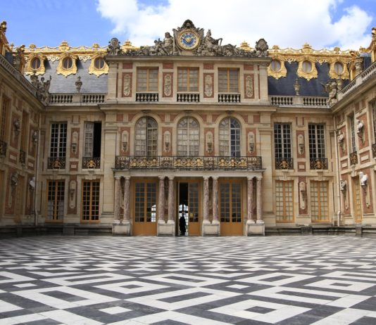 Emmanuel Macron empfängt über 200 ausländische Wirtschaftsbosse in Versailles Versailles