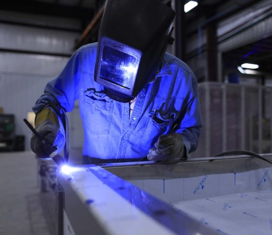 Wirtschaft: Ausländische Firmen setzen auf französische Kleinstädte Arbeiter_Schweisser