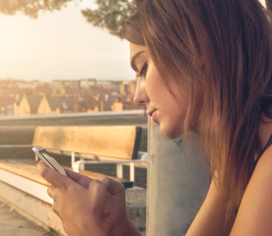 40 % der Franzosen haben schon einmal im Handy des Partners spioniert Frau_Snooping