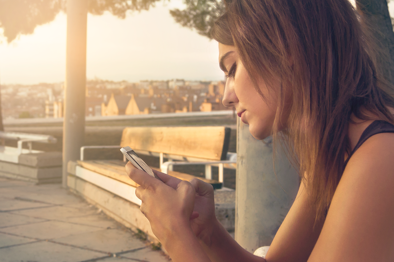 40 % der Franzosen haben schon einmal im Handy des Partners spioniert