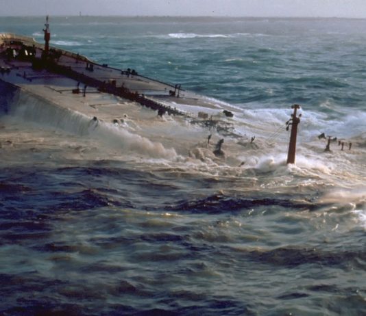 Finistère: Weiteres Stück des Wracks der Amoco Cadiz entdeckt Amoco_Cadiz_Wiki