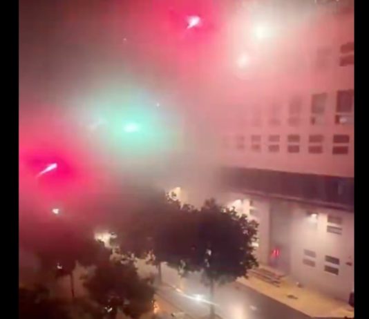 Proteste in Frankreich: In Belgien verbieten Grenzstädte vorübergehend den Verkauf von Feuerwerkskörpern Angriff_Polizeikommissariat_Lyon_ScreenTW