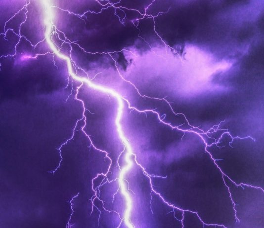 Mann öffnet Regenschirm und stirbt durch Blitzschlag auf einem Parkplatz Blitzschlag