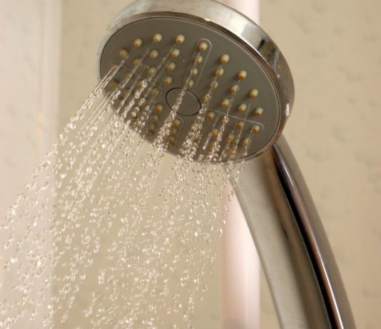 Ardèche: Angesichts des Touristenansturms erhöht Saint-Mélany den Wasserpreis um etwa das Fünffache Dusche_Wasser