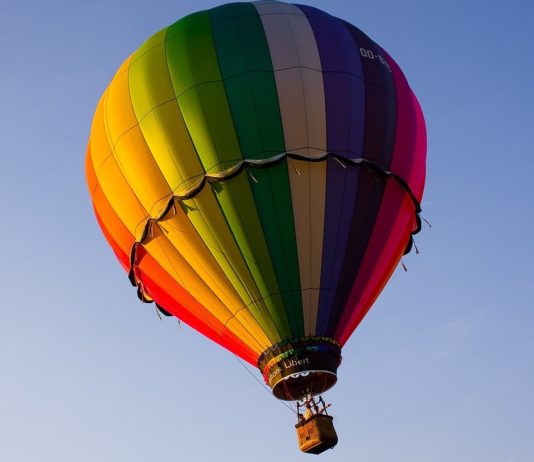 Heißluftballon berührt Stromleitung – 7 Verletzte in den Alpes-de-Haute-Provence Heissluftballon