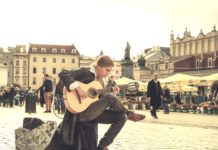 Heute ist Sommeranfang – und Fête de la Musique Musiker_Gitarrist