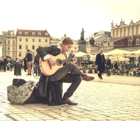 Heute ist Sommeranfang – und Fête de la Musique Musiker_Gitarrist