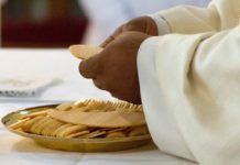 Zehn Jahre Schweigen am Altar – wie die Kirche im Fall Bruno Delaroche ihre eigene Gerechtigkeit sucht Priester_Messe