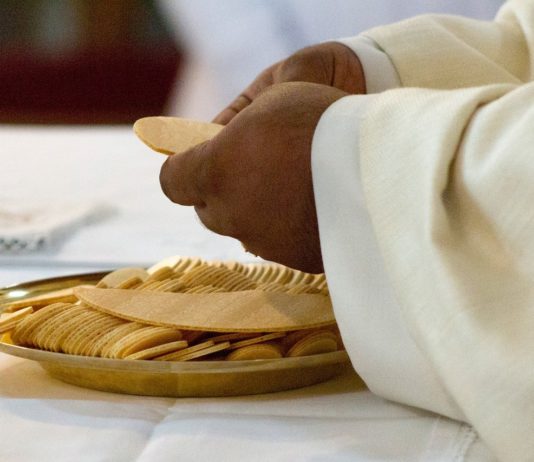 Zehn Jahre Schweigen am Altar – wie die Kirche im Fall Bruno Delaroche ihre eigene Gerechtigkeit sucht Priester_Messe