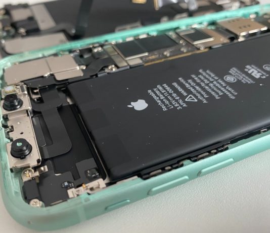 Dijon: Wegen brennender Handy-Akkus muss Müllwagen den Abfall auf die Straße schütten Smartphone_Akku