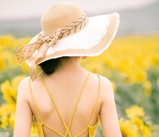 Welche Farben und Materialien sollte man bei Hitze tragen? Sommerkleid