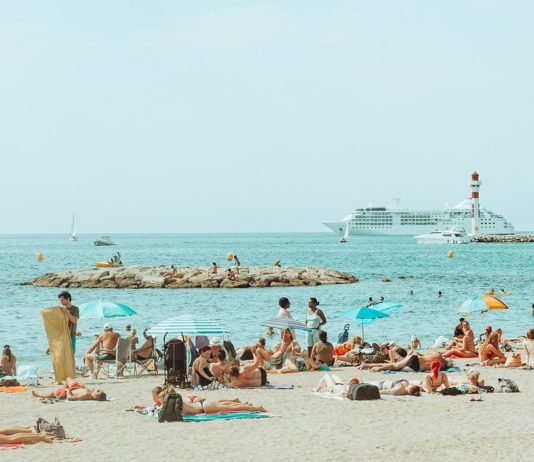 Frankreich will das Problem des „Übertourismus“ angehen Touristen_Strand