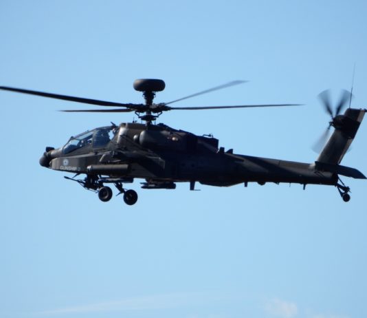 Hubschrauber der französischen Armee sorgt für Panik auf einem Markt in Neuilly Hubschrauber
