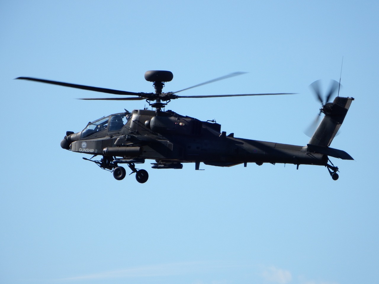 Hubschrauber der französischen Armee sorgt für Panik auf einem Markt in Neuilly