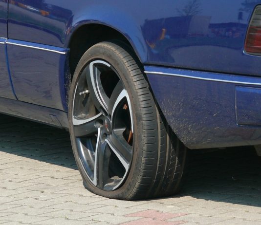 Toulouse: 75-Jähriger zerstach jeden Morgen die Reifen der in seiner Straße geparkten Autos Autoreifen_zerstochen