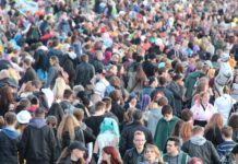 Grummeln im Land – aber kein Stillstand Menschenmenge