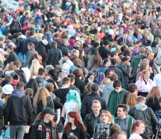 Grummeln im Land – aber kein Stillstand Menschenmenge