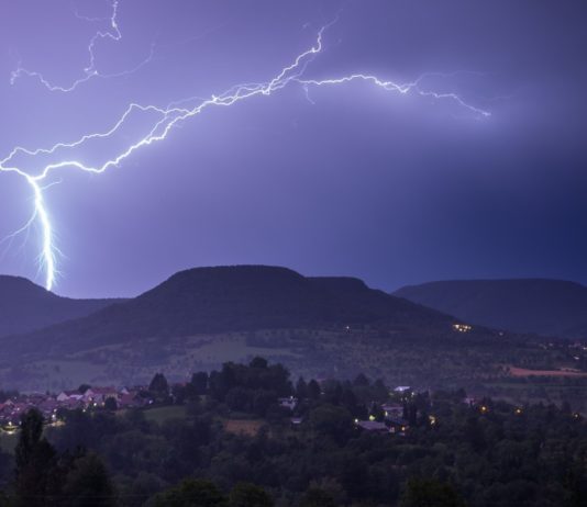 Heftige Unwetter in den Vogesen: Überschwemmungen und Evakuierungen Unwetter_Blitz