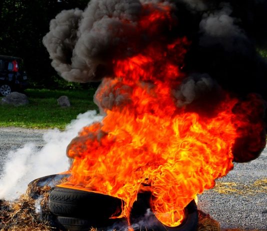 Colmar: 2.000 m² Reifenlager brennen – 70 Personen evakuiert Reifen_brennen